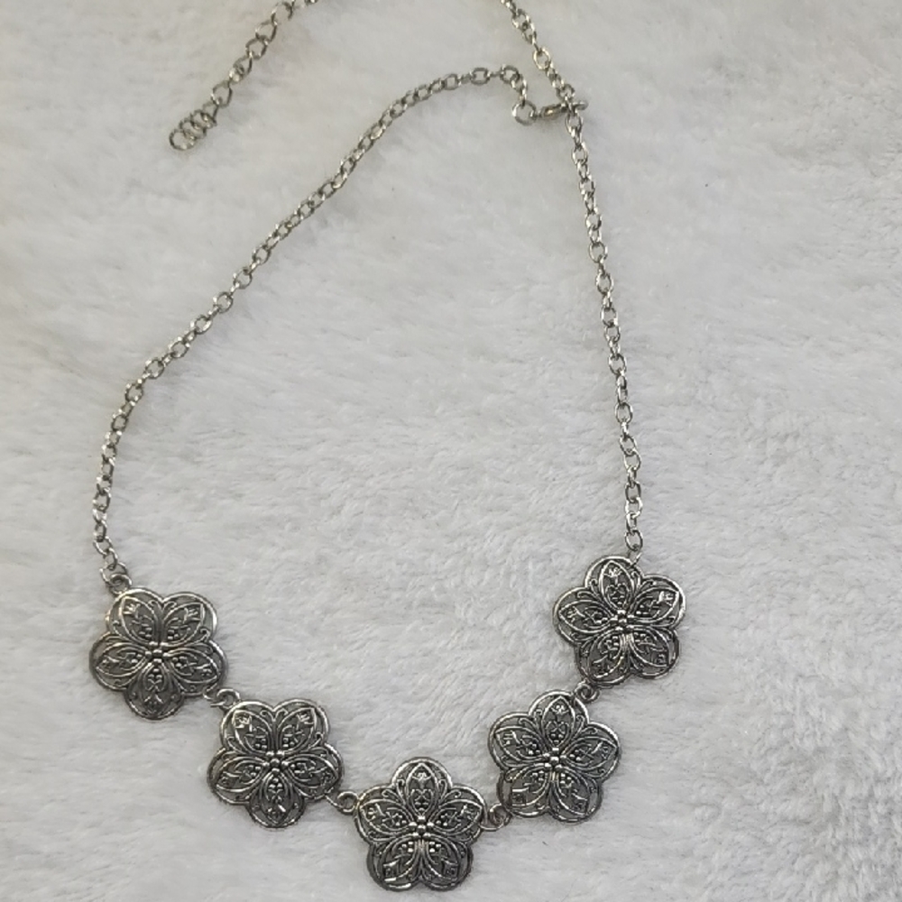 Silver Floral Five-Petal Necklace - Elegant Silver Flower Accent